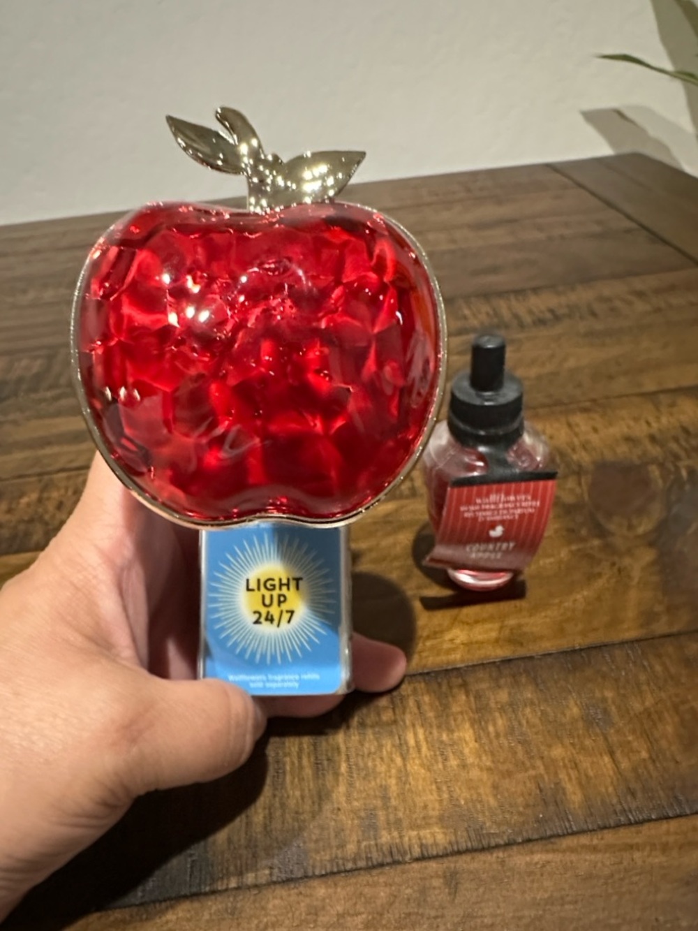 Bath & Body Works Apple Wallflowers Light Up Plug-In comes with a free refill